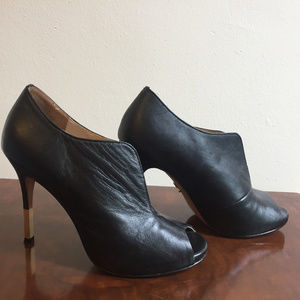 Pour La Victoire Leather Peekaboo Pumps Size 6